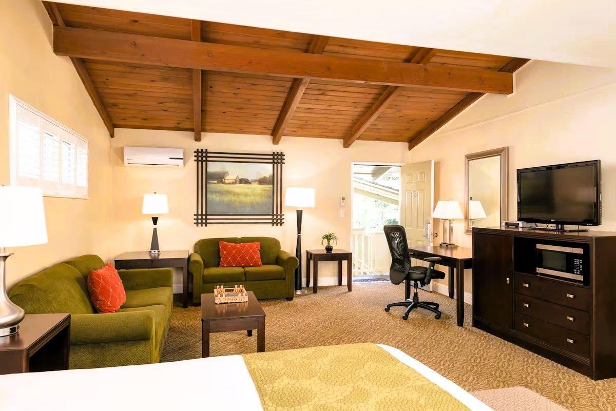 Country Inn Motel - Suite, Living area
