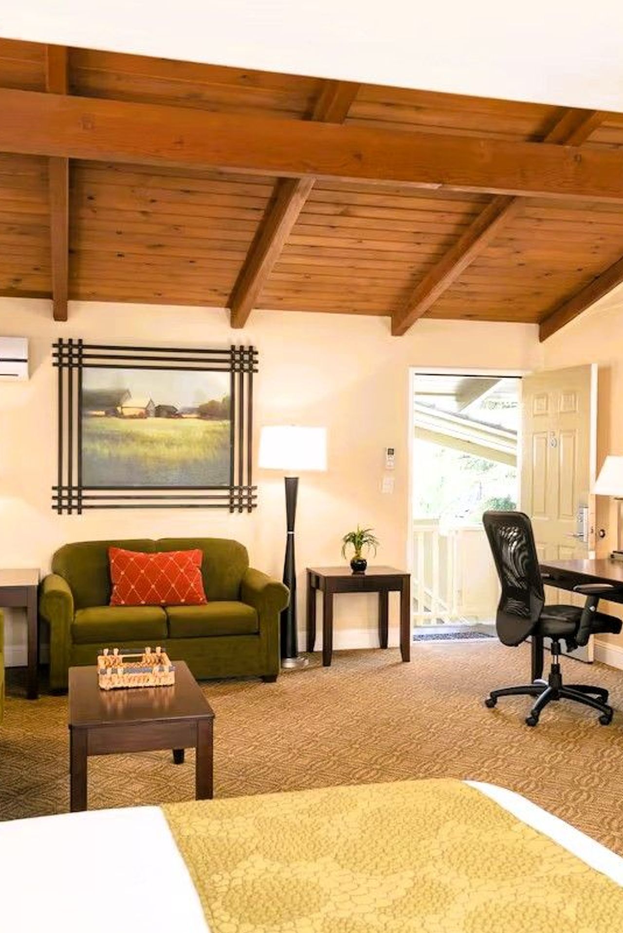 Country Inn Motel - Suite, Living area