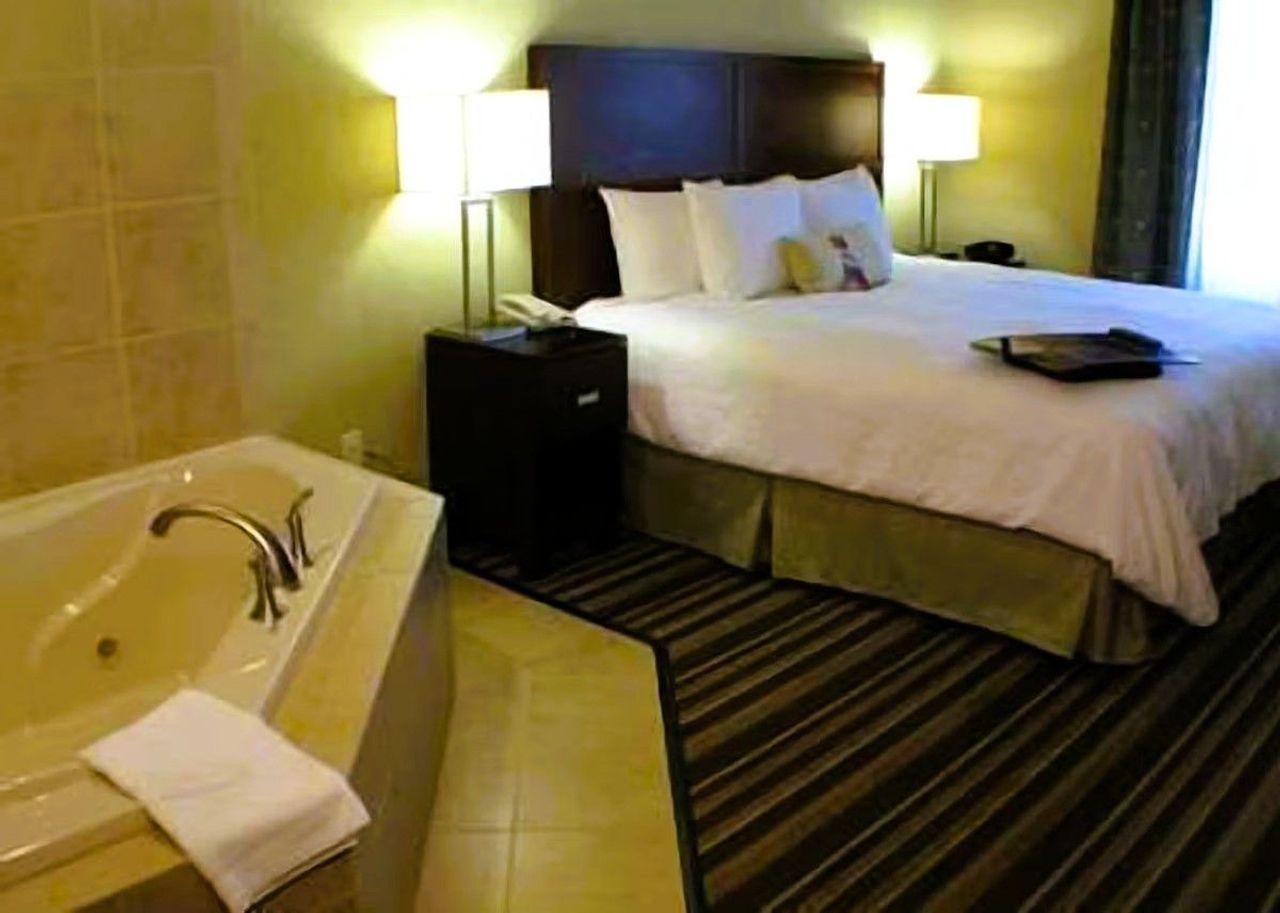 Hampton Inn & Suites Merced - Private In-room Jetted Tub