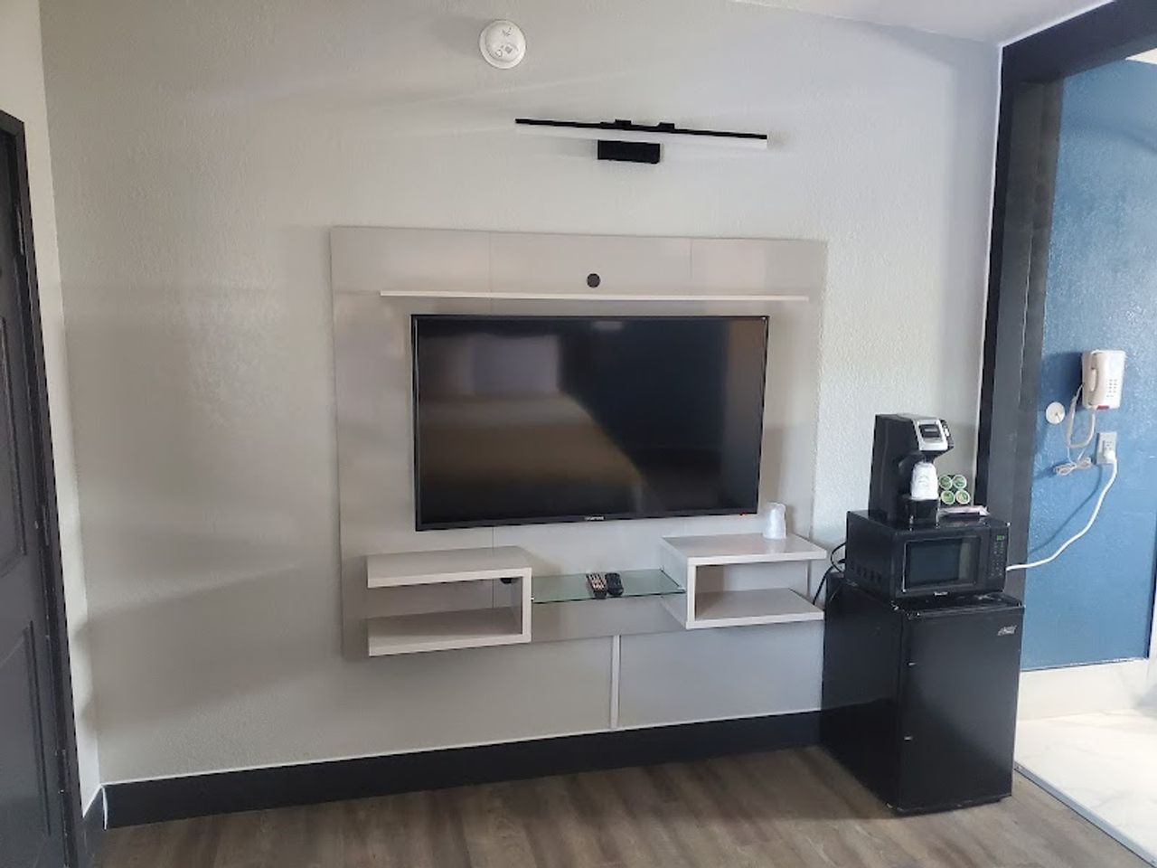 Photo of The Fremont Inn - Flat TV, Fridge, Microwave, Coffee machine