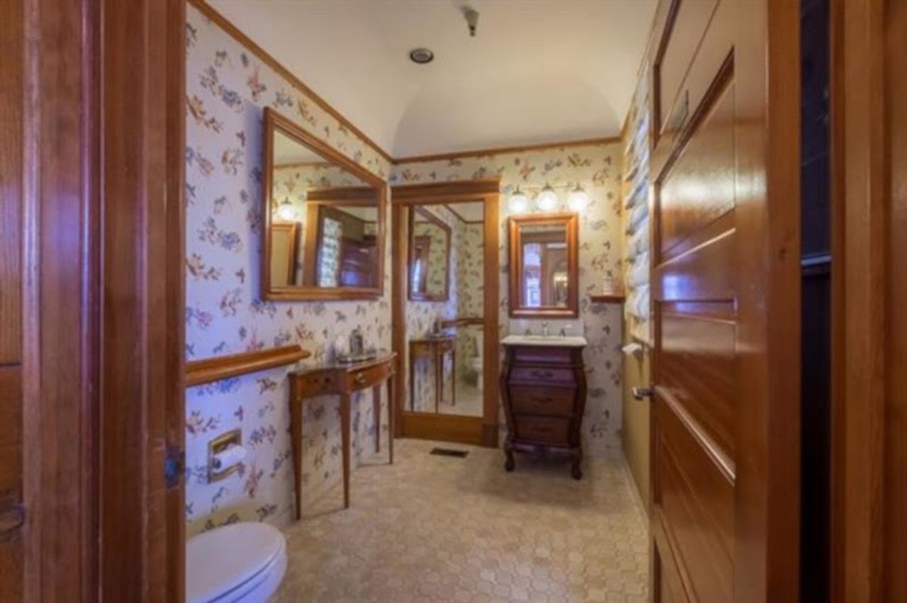 Photo of Pacific Grove Inn - Bathroom