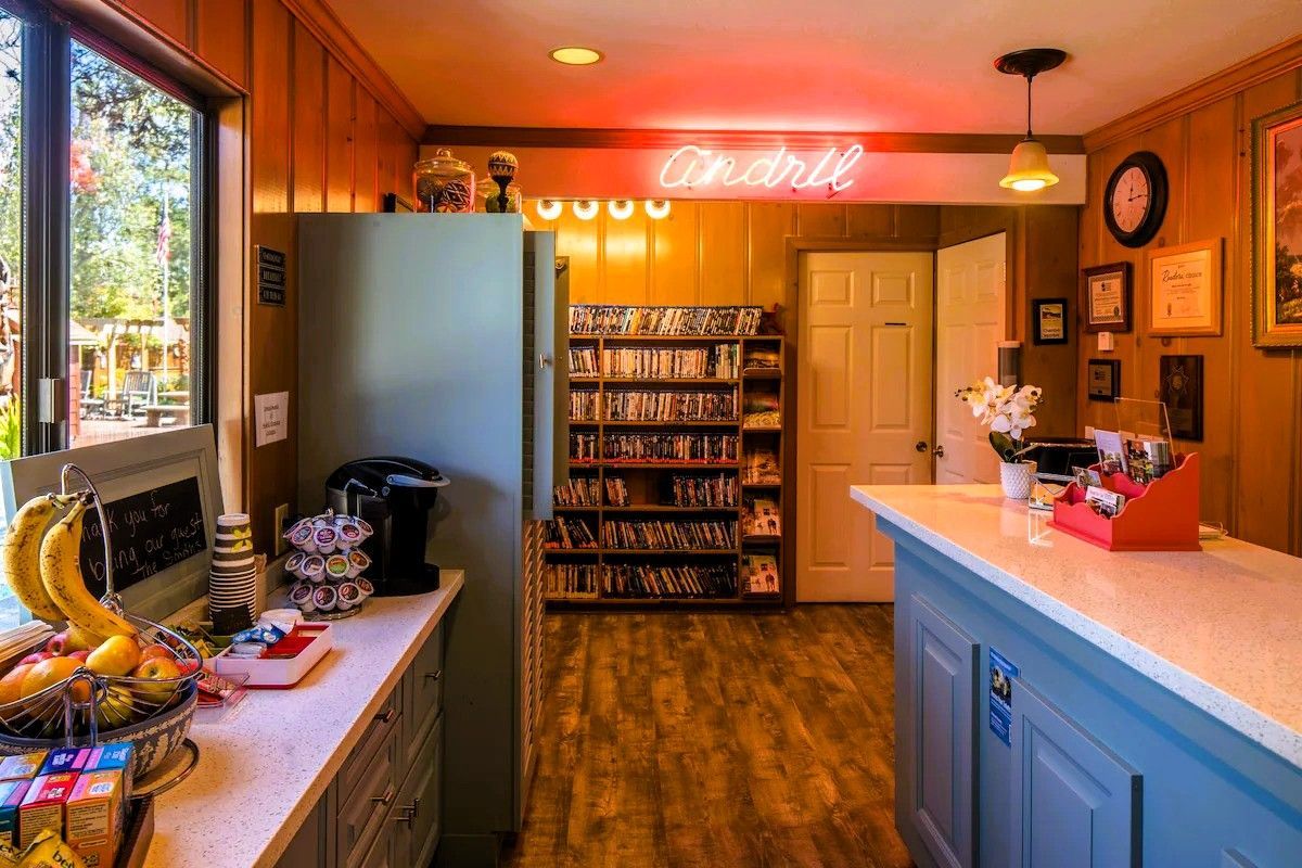Andril Fireplace Cottages - 500+ Blu-Ray movie library