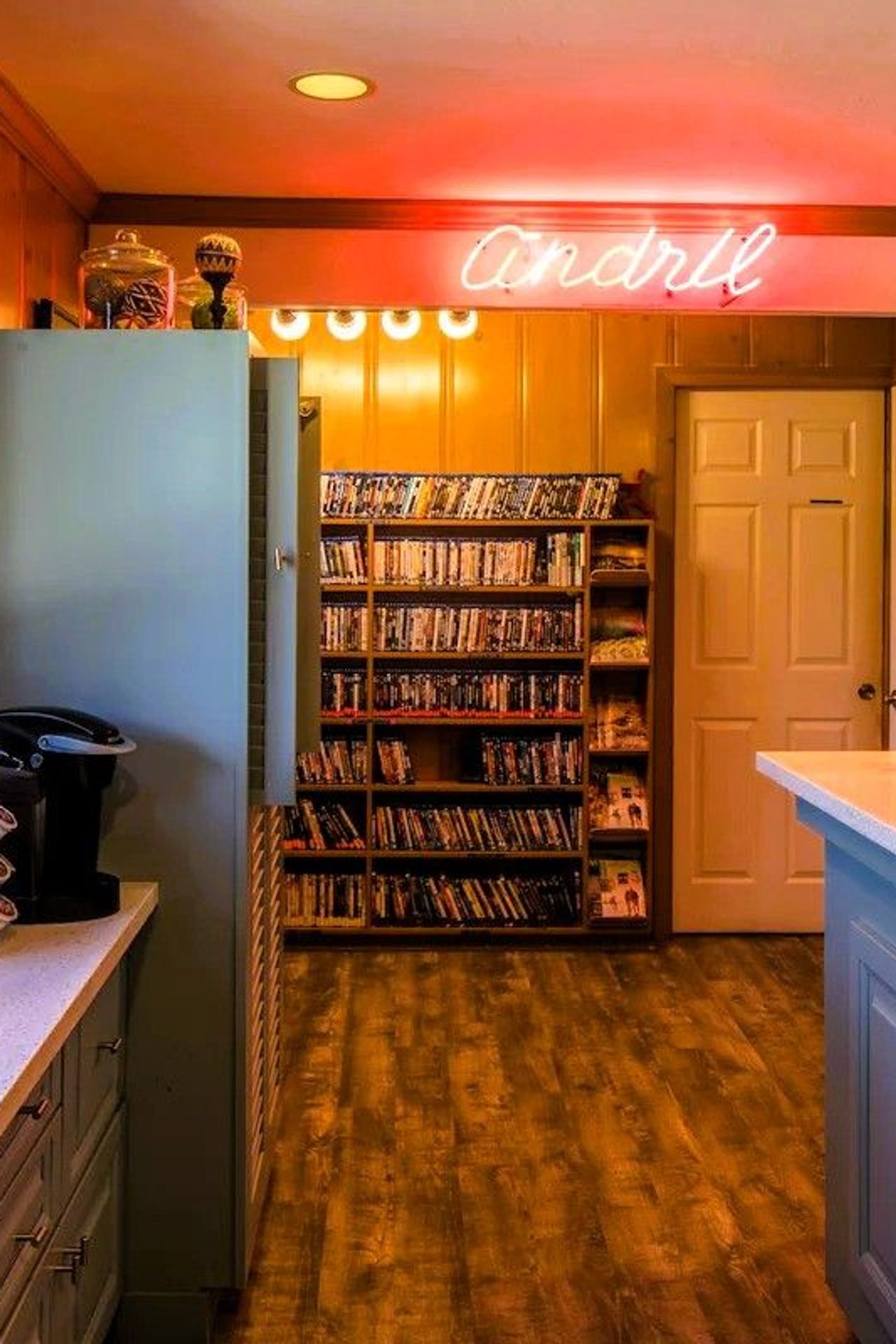 Andril Fireplace Cottages - 500+ Blu-Ray movie library
