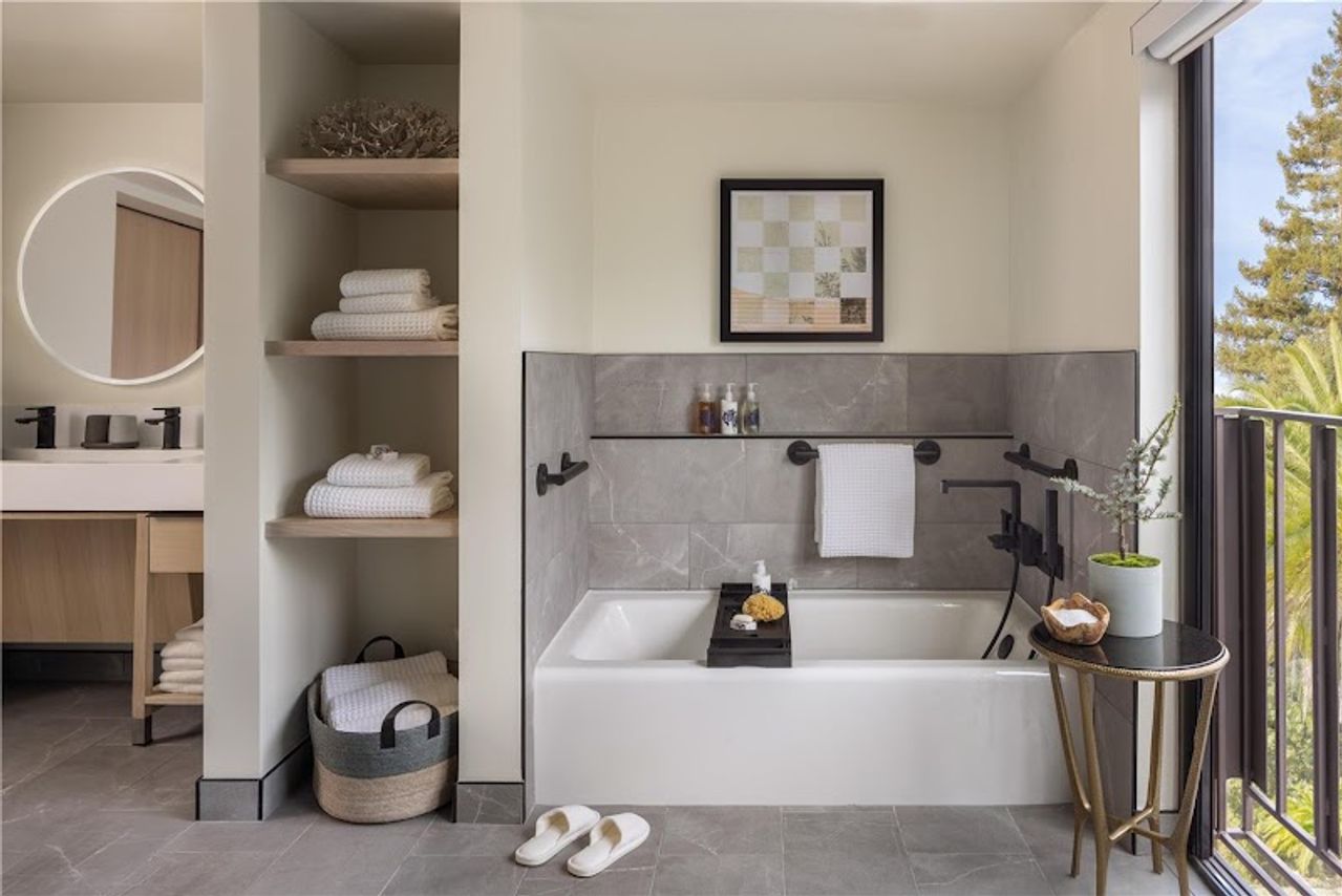 Photo of Casa Mani Resort Napa Valley, Curio Collection by Hilton - Redwood Lawn, Bathroom, Soaking tub