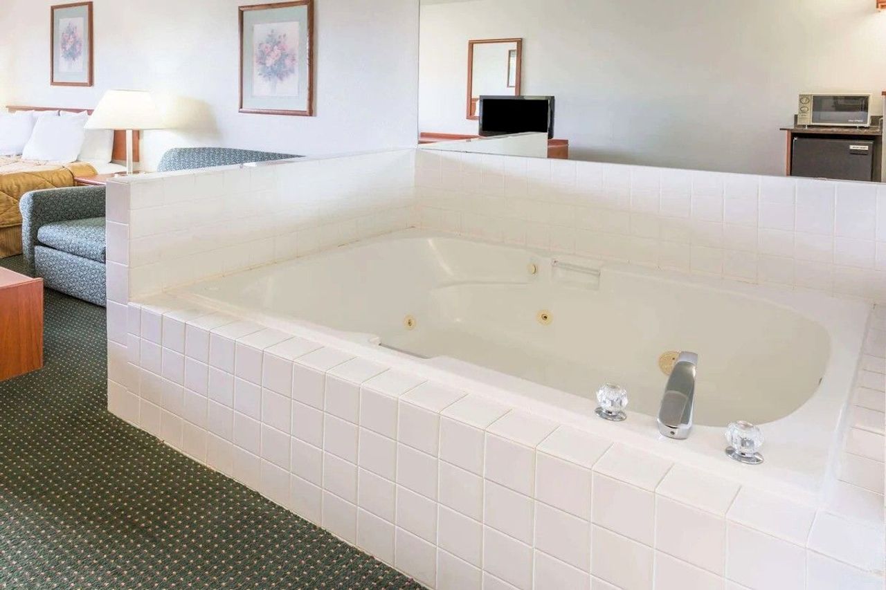 Travelodge Suites by Wyndham Newberg - Private in-room hot tub