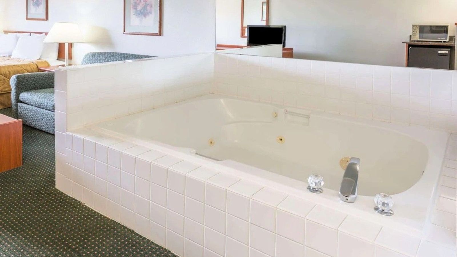 Travelodge Suites by Wyndham Newberg - Private in-room hot tub