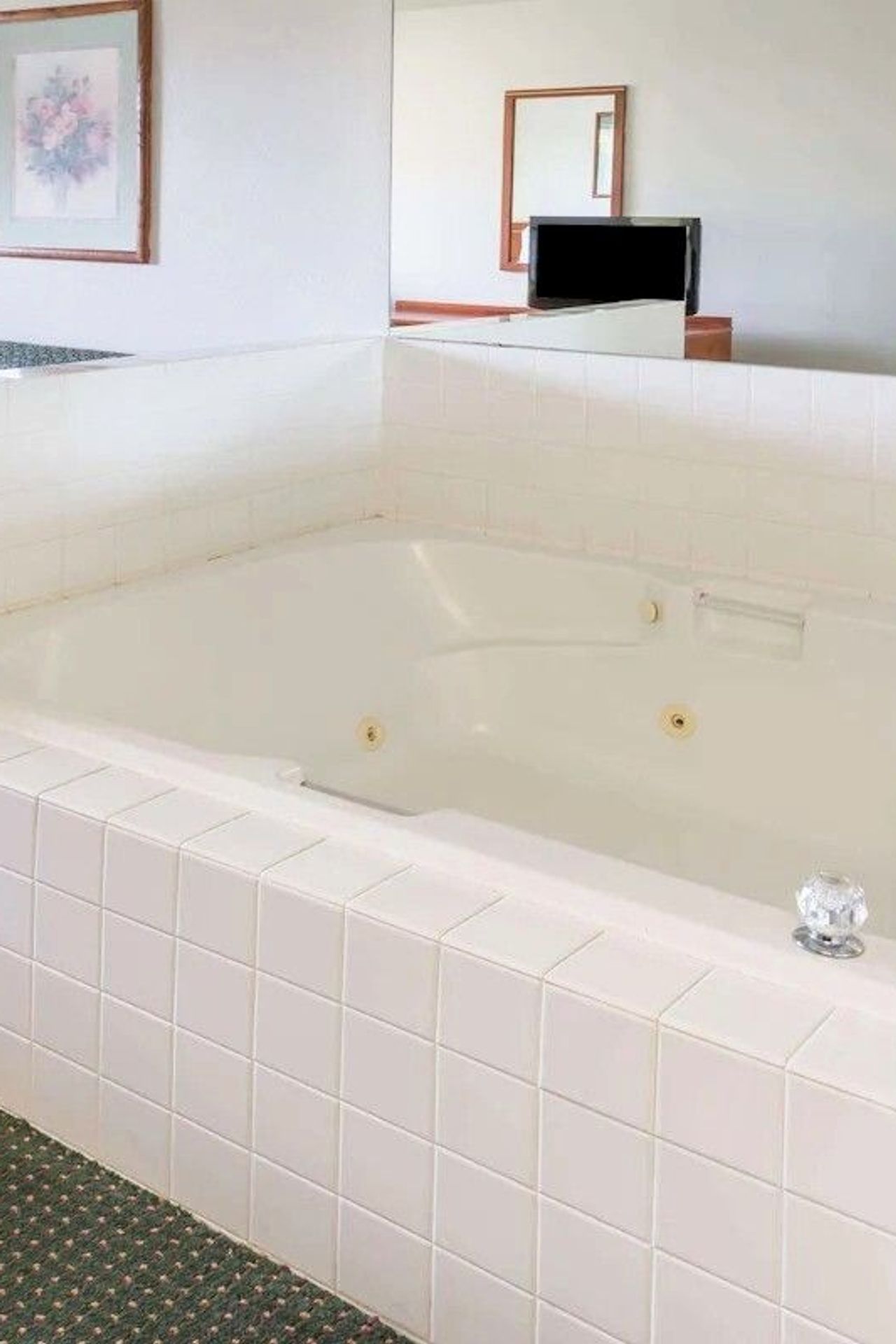 Travelodge Suites by Wyndham Newberg - Private in-room hot tub