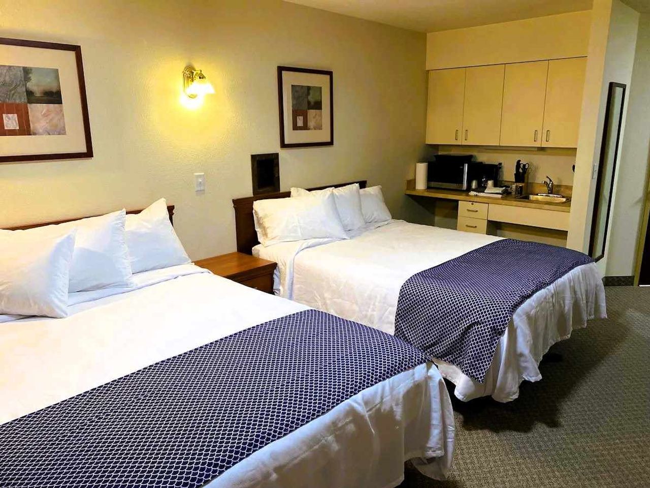 RED ROCK LODGE - Room, 2 Beds, kitchen