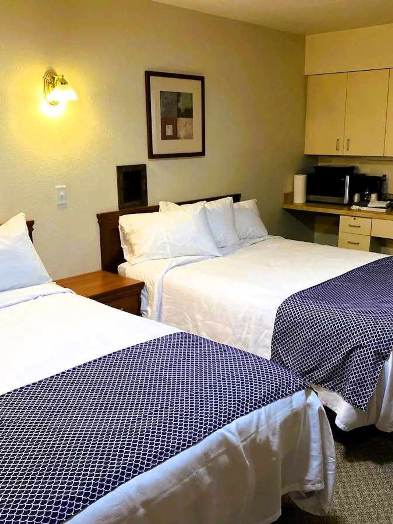 RED ROCK LODGE - Room, 2 Beds, kitchen