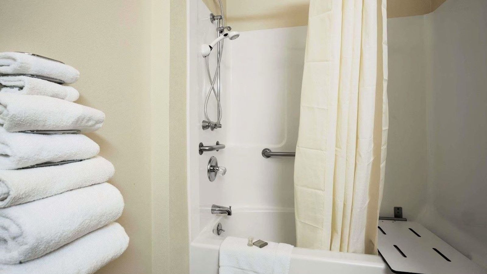 Super 8 by Wyndham Salmon - Bathroom