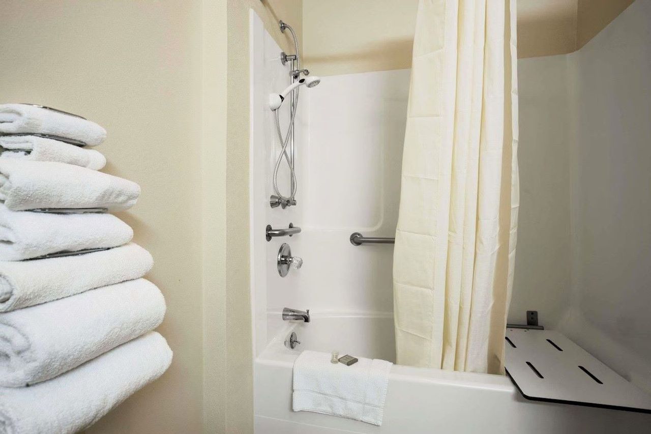 Super 8 by Wyndham Salmon - Bathroom