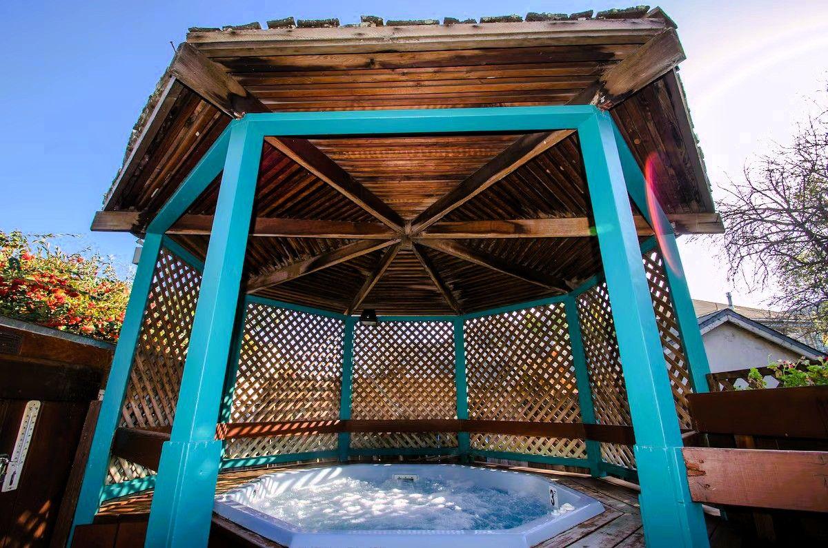 Continental Inn - Outdoor hot tub, spa