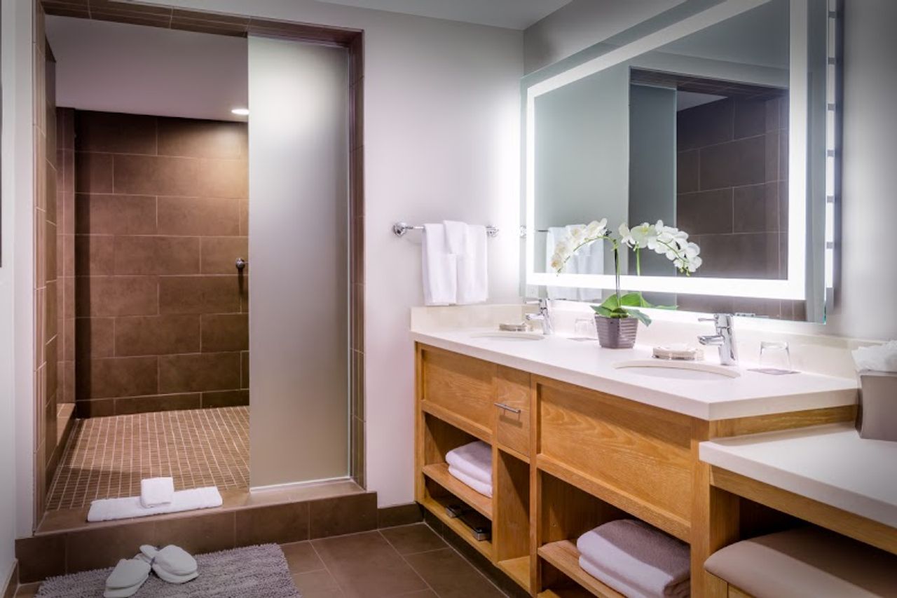 Photo of Inn at the 5th Eugene - Bathroom, Walk-in shower