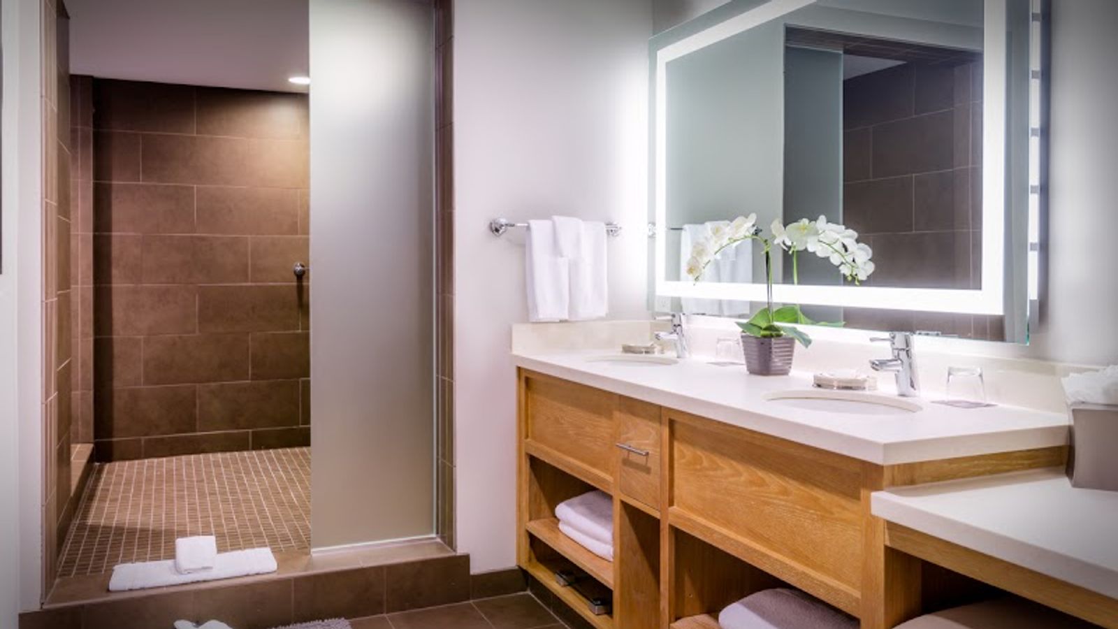 Photo of Inn at the 5th Eugene - Bathroom, Walk-in shower