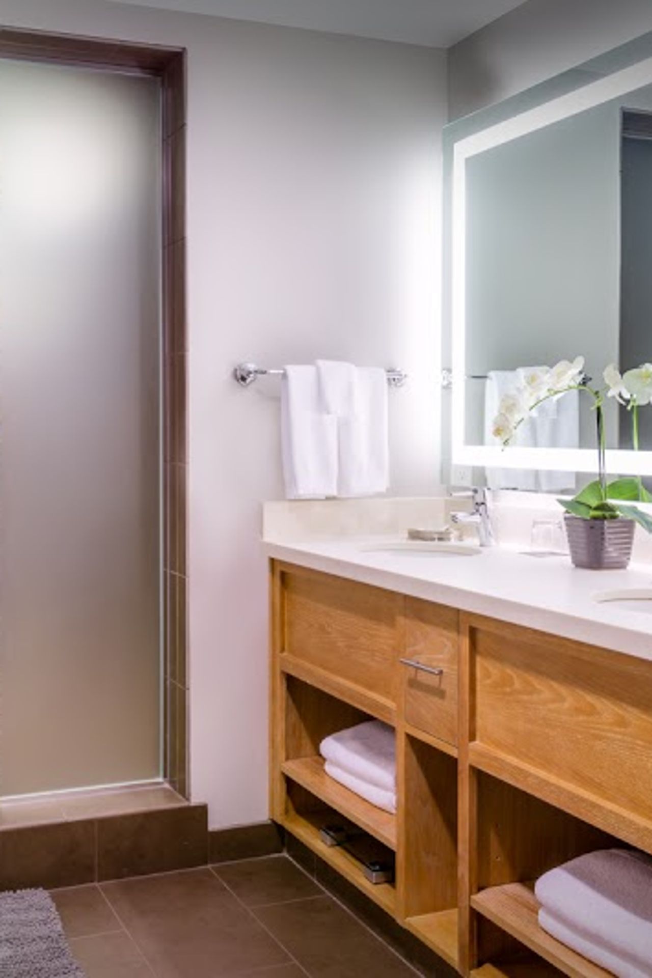 Photo of Inn at the 5th Eugene - Bathroom, Walk-in shower