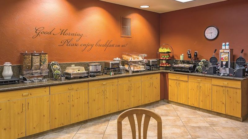Photo of La Quinta Inn & Suites by Wyndham Eugene - Complimentary breakfast