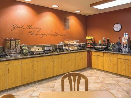 Photo of La Quinta Inn & Suites by Wyndham Eugene - Complimentary breakfast