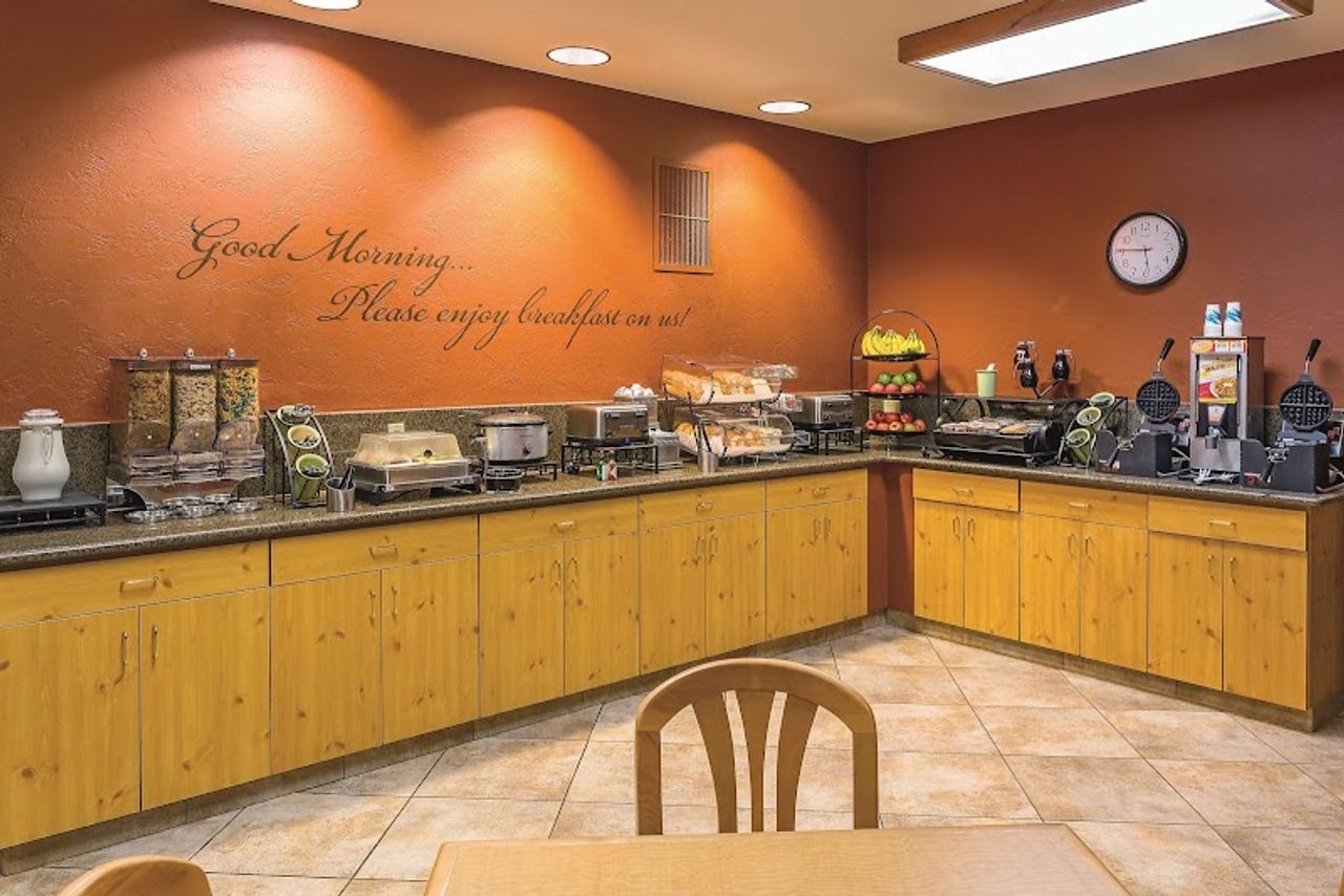 Photo of La Quinta Inn & Suites by Wyndham Eugene - Complimentary breakfast