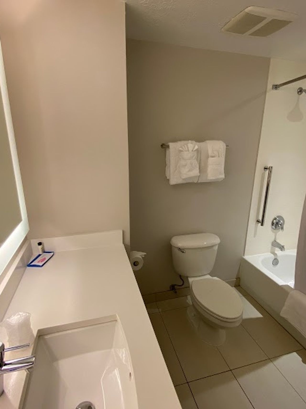 Photo of Holiday Inn Express & Suites Medford-Central Point, an IHG Hotel