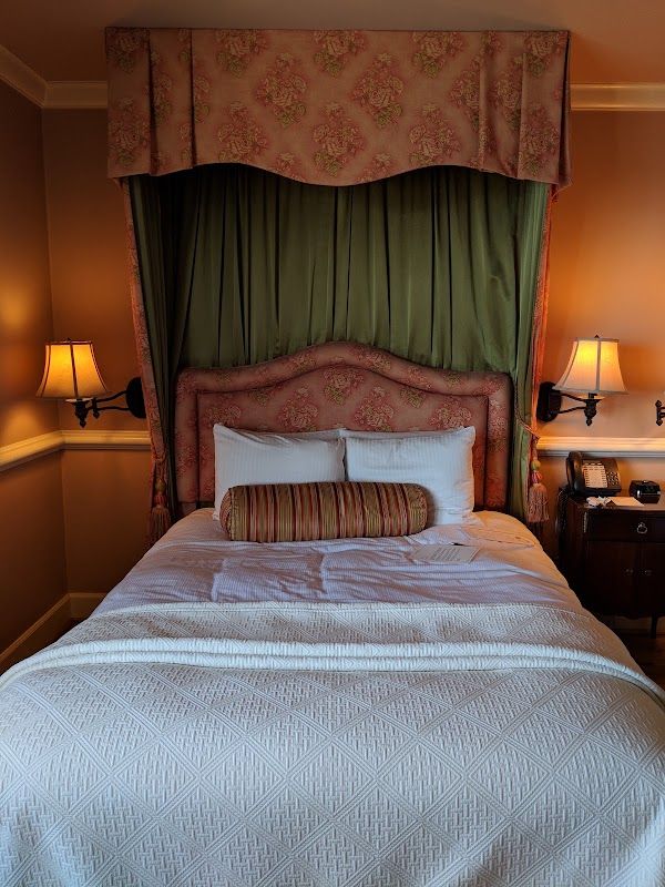 Photo of Spindrift Inn - canopy bed