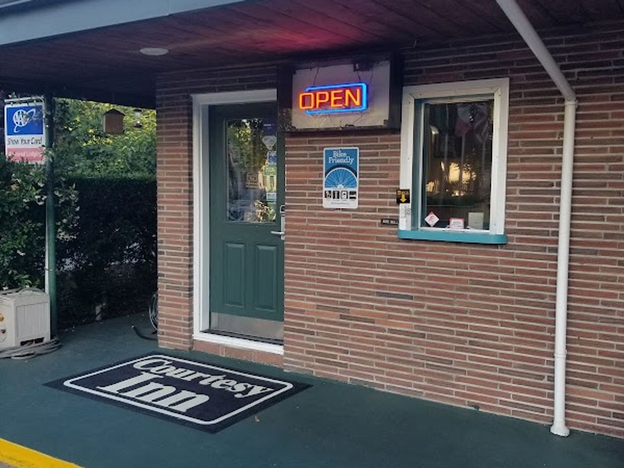 Photo of Courtesy Inn Eugene - Exterior