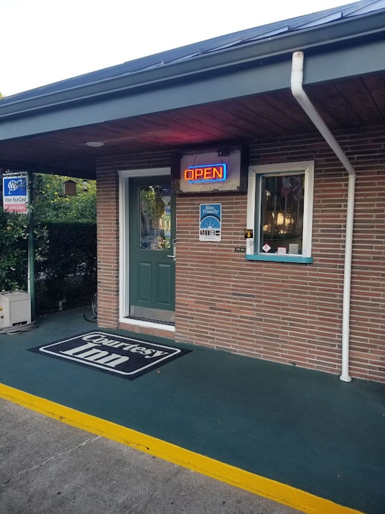 Photo of Courtesy Inn Eugene - Exterior