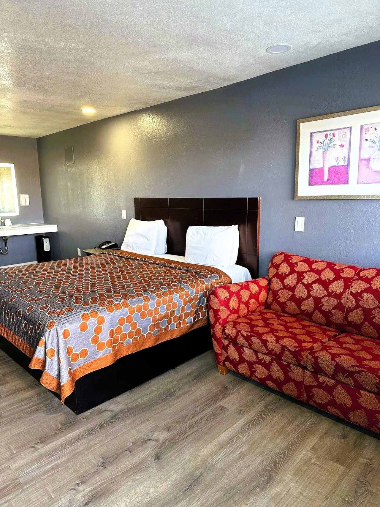 Fireside Inn Santa Cruz - Room, Bed and Sofa