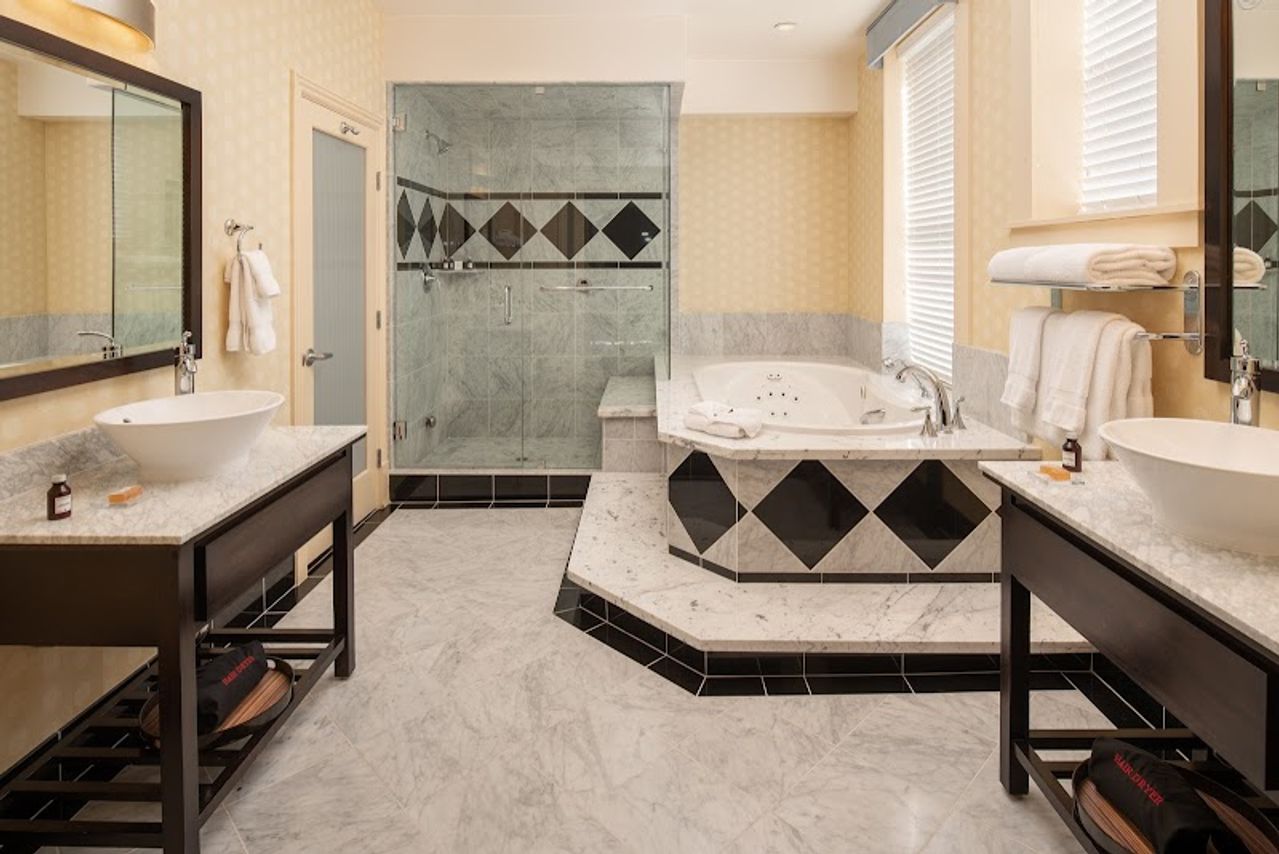 Photo of Hotel Shattuck Plaza - Jacuzzi bathtub, Chancellor Suite