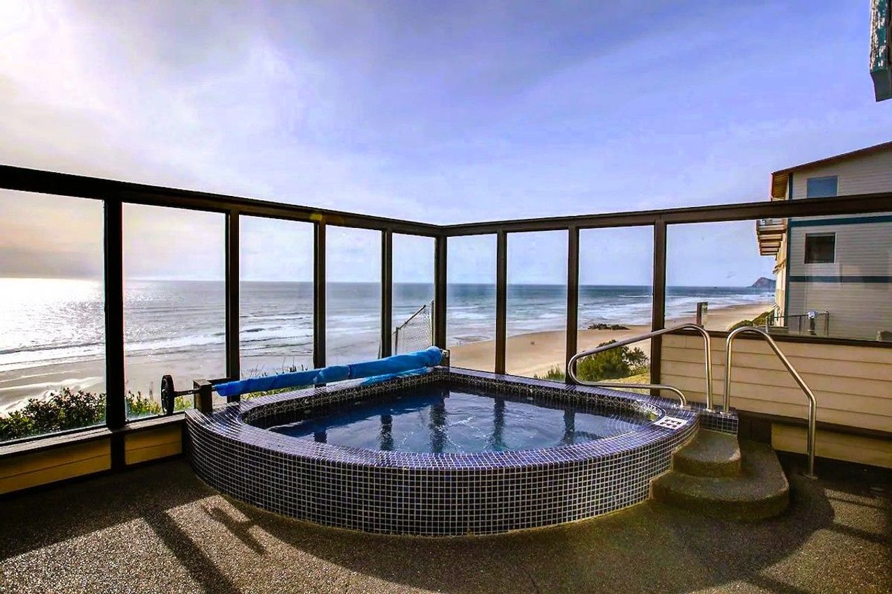 Seahorse Oceanfront Lodging - Outdoor hot tub overlooking the ocean