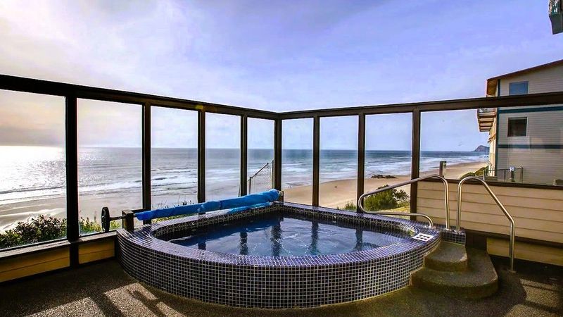 Seahorse Oceanfront Lodging - Outdoor hot tub overlooking the ocean