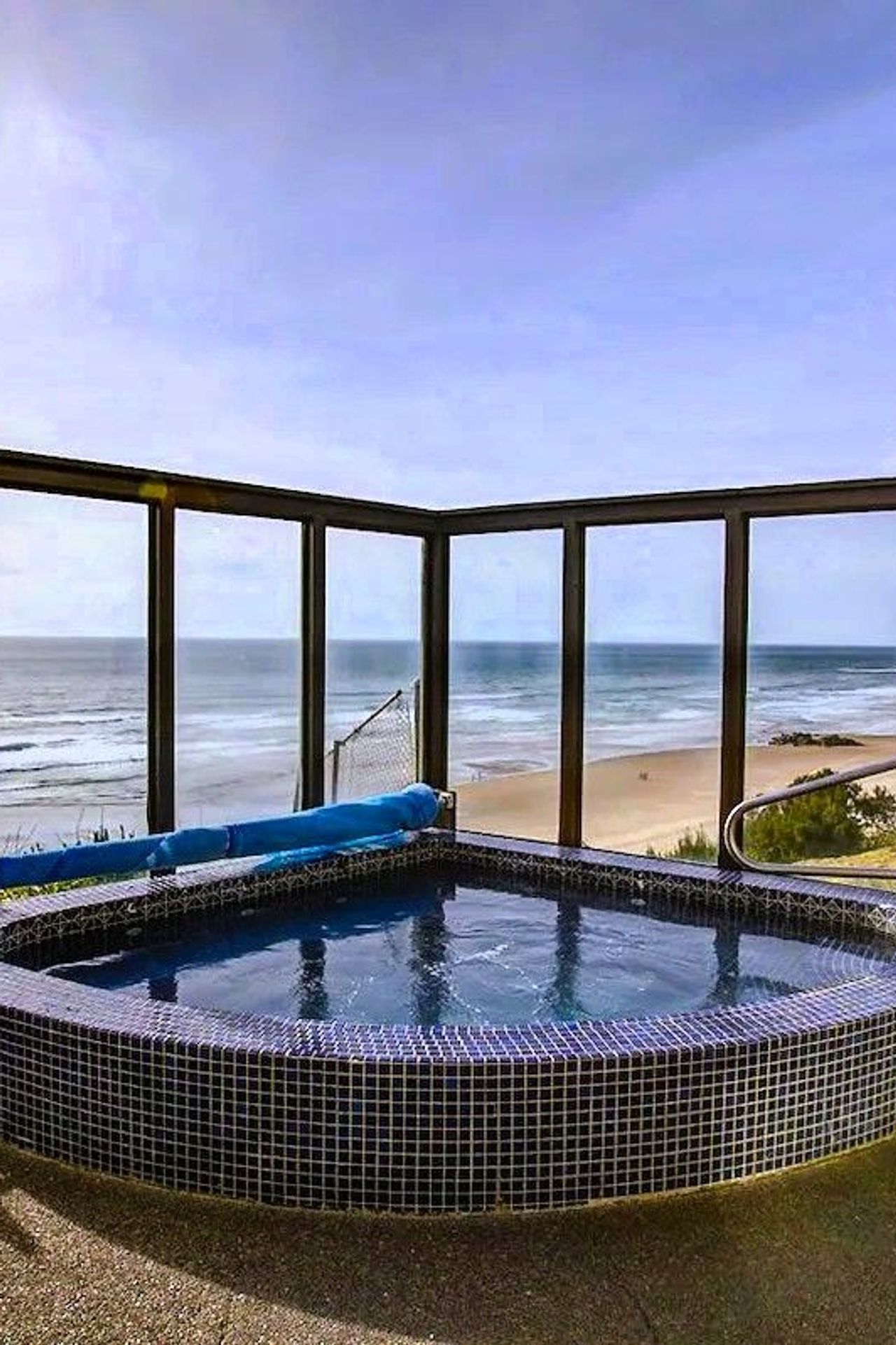 Seahorse Oceanfront Lodging - Outdoor hot tub overlooking the ocean