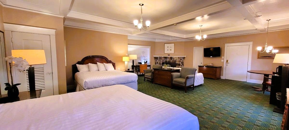 Butterfly Grove Inn - Deluxe Family room, king and queen bed