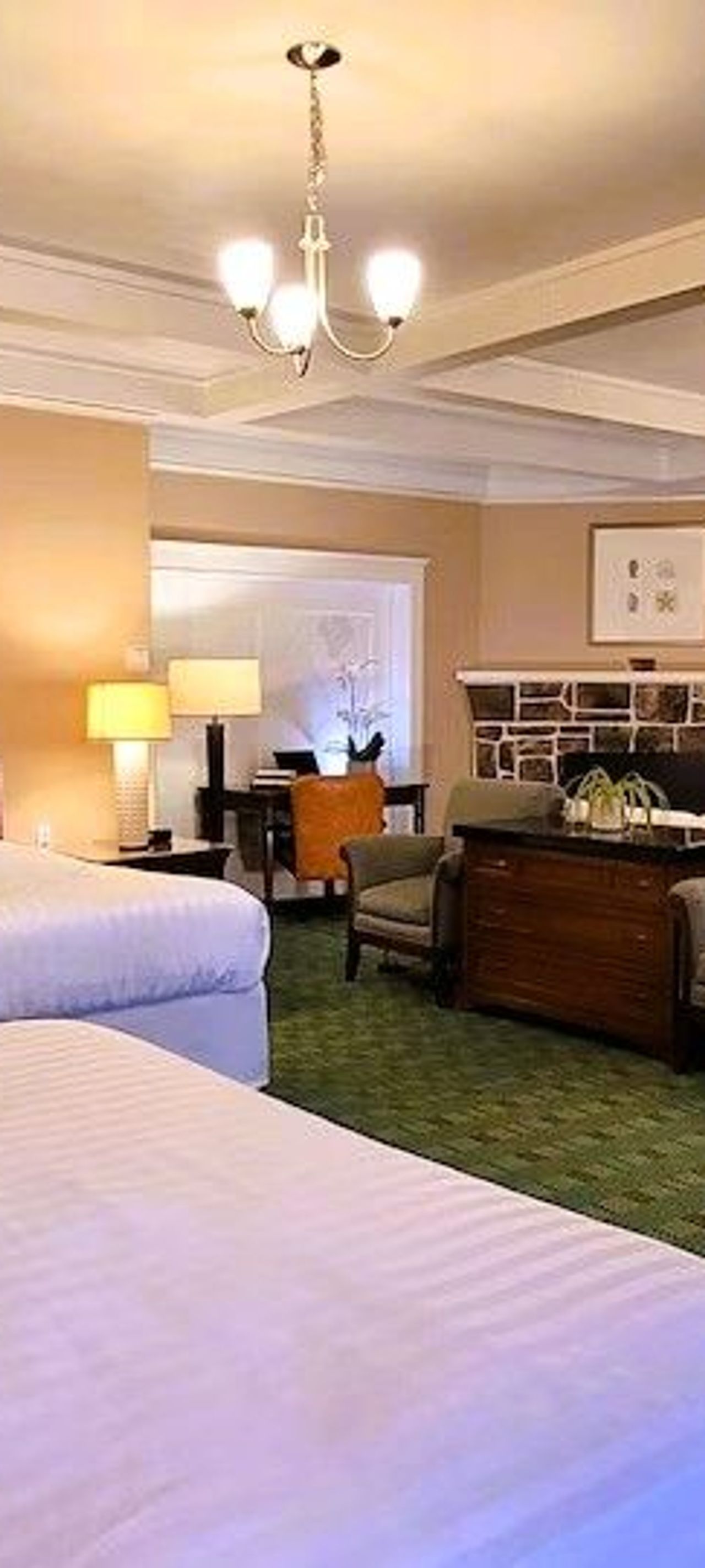 Butterfly Grove Inn - Deluxe Family room, king and queen bed