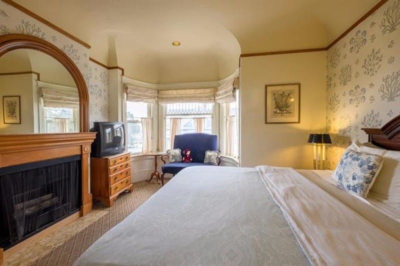 Photo of Pacific Grove Inn - Room, King bed