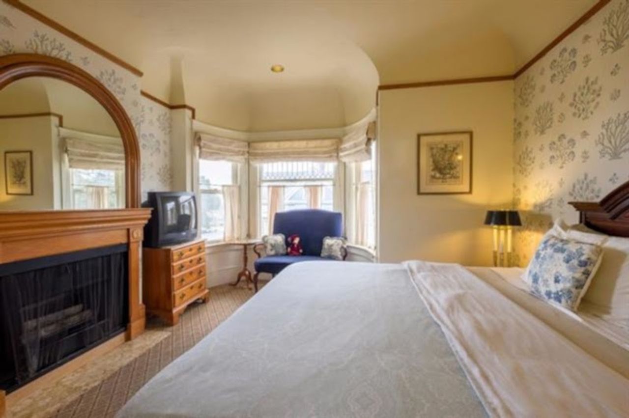Photo of Pacific Grove Inn - Room, King bed