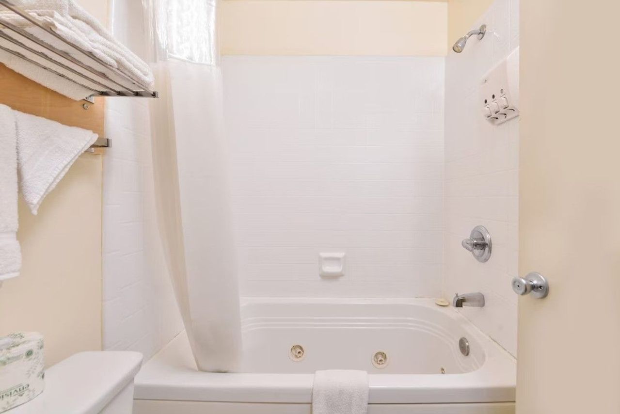 Good Living Inn - Jetted Tub