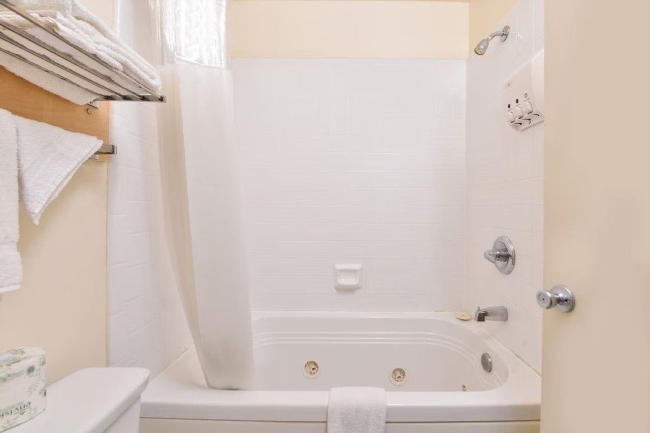 Good Living Inn - Jetted Tub