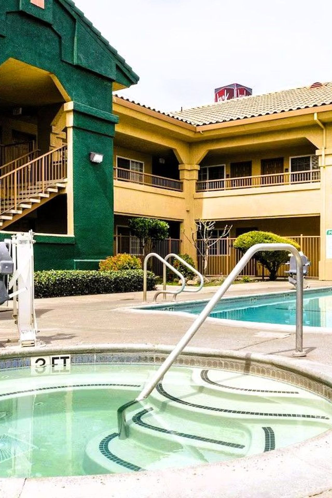 Quality Inn & Suites Lathrop - Outdoor Pool & Whirlpool (Hot) Tub