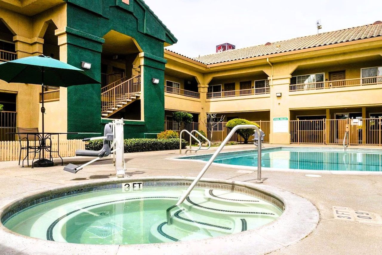 Quality Inn & Suites Lathrop - Outdoor Pool & Whirlpool (Hot) Tub