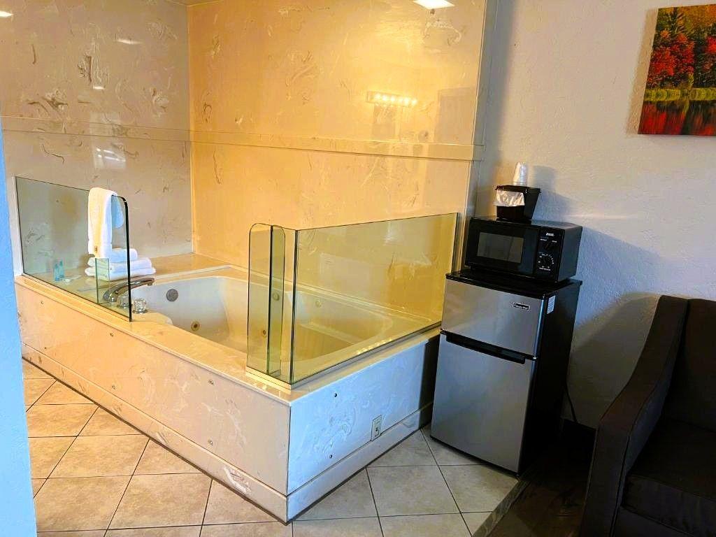 Red Carpet Inn Medford, OR - Jacuzzi Suite