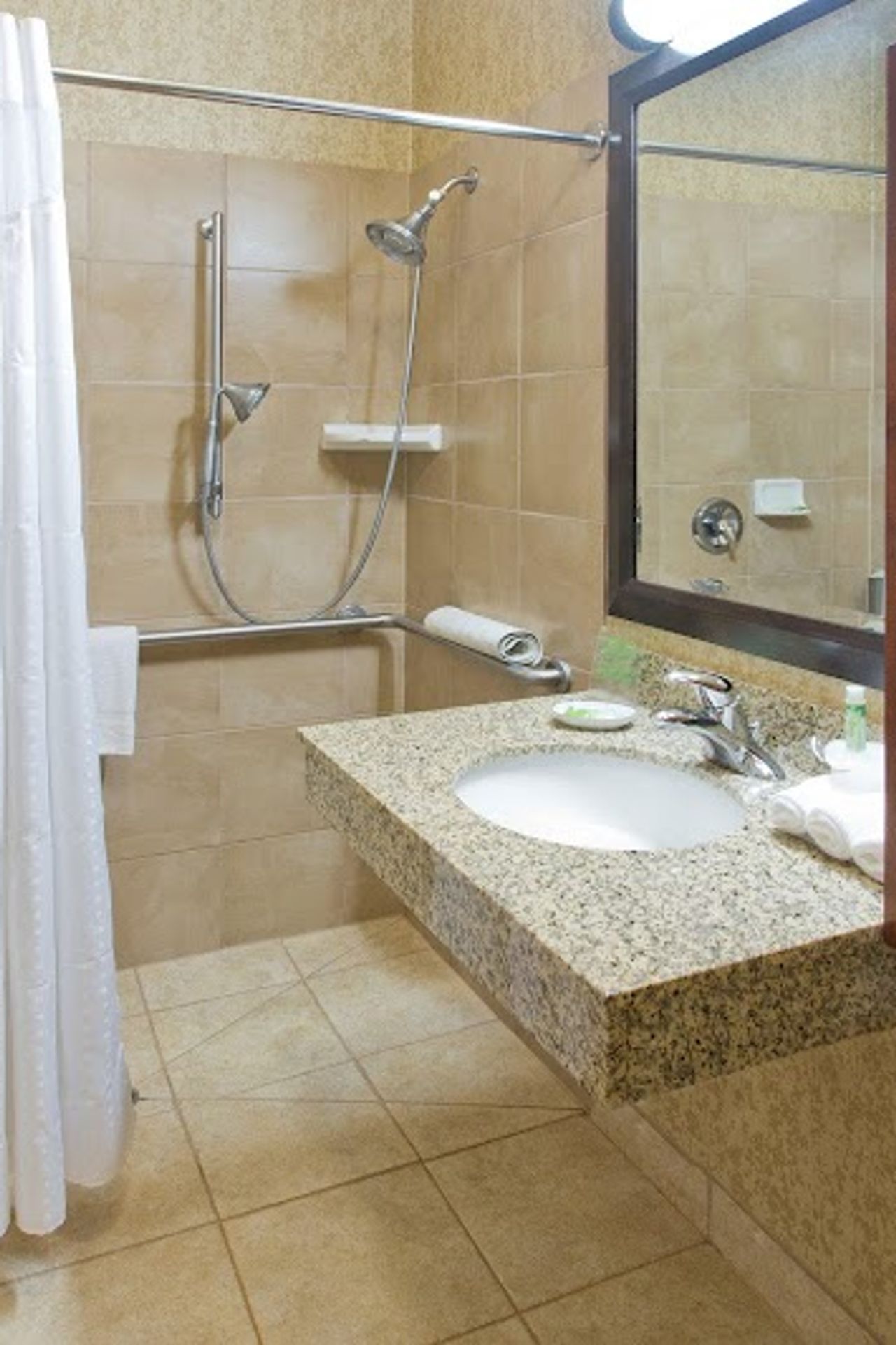 Photo of Holiday Inn Express & Suites Astoria, an IHG Hotel