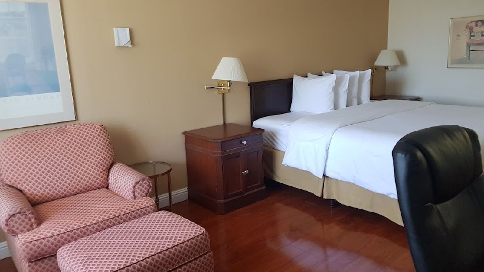 Photo of Days Inn & Suites by Wyndham Sunnyvale