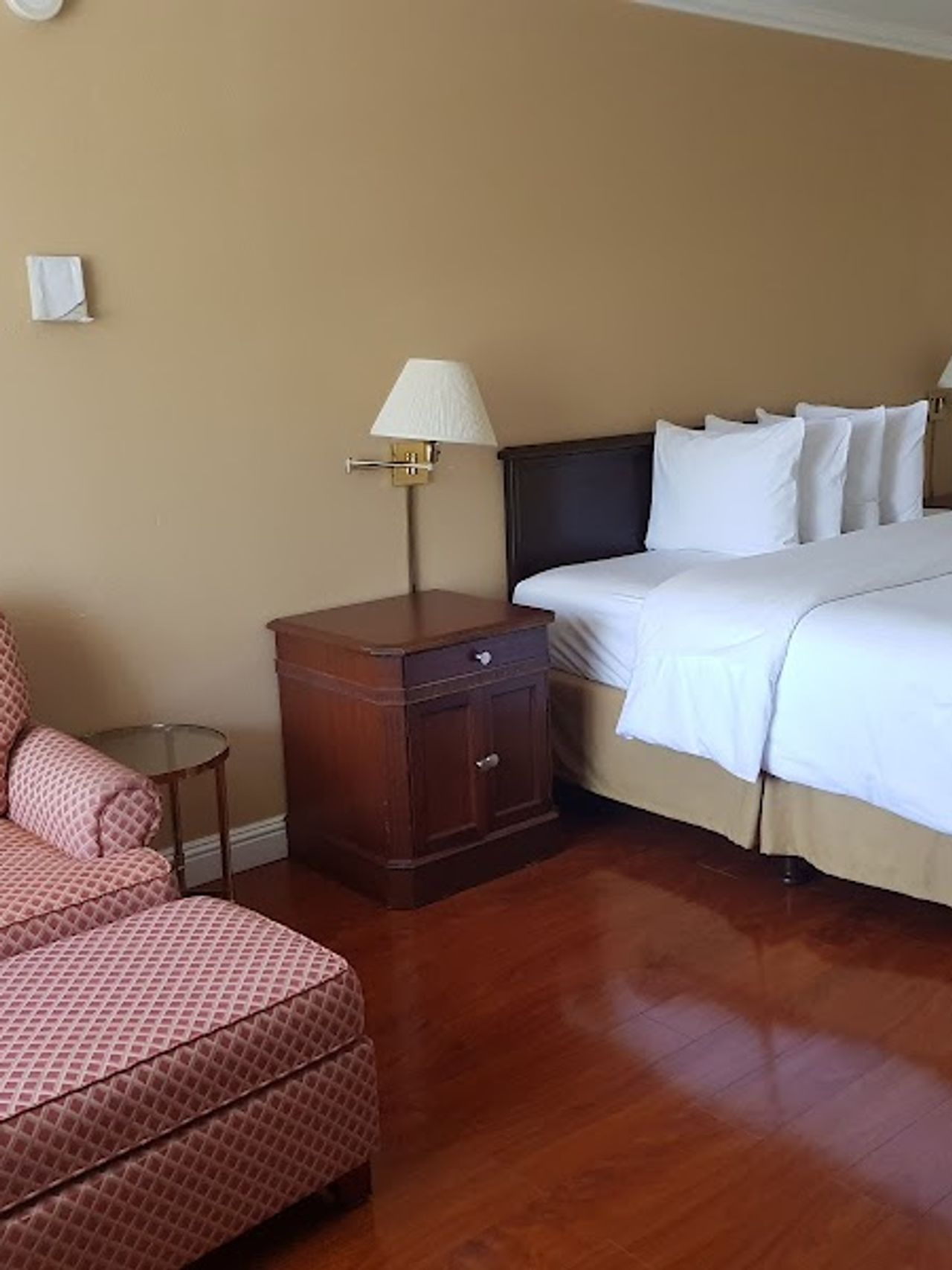 Photo of Days Inn & Suites by Wyndham Sunnyvale