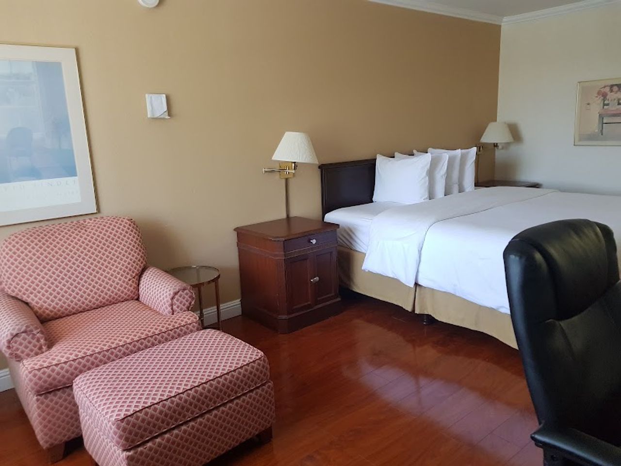 Photo of Days Inn & Suites by Wyndham Sunnyvale