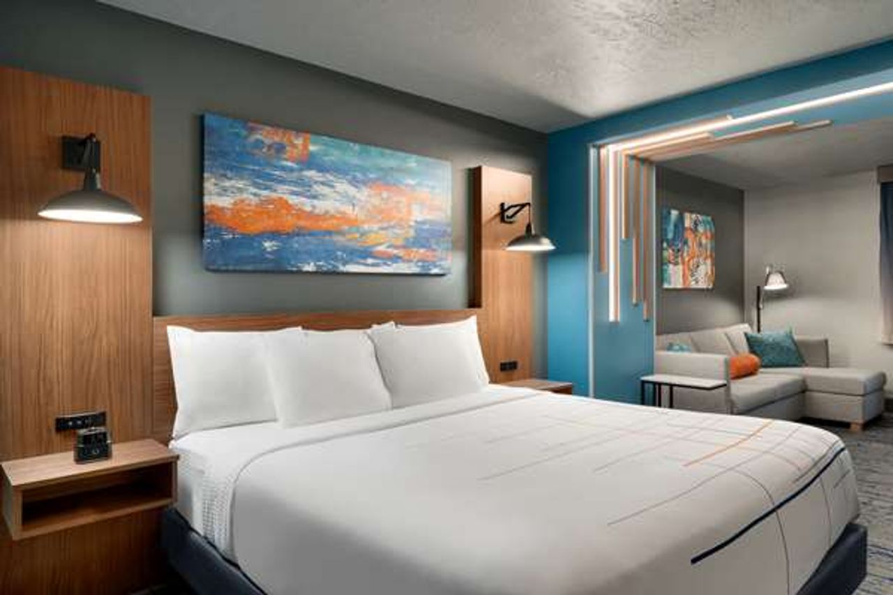 Photo of La Quinta Inn & Suites by Wyndham Springfield - Room, King bed, Separate seating area