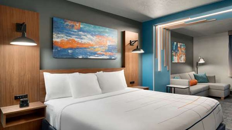 Photo of La Quinta Inn & Suites by Wyndham Springfield - Room, King bed, Separate seating area