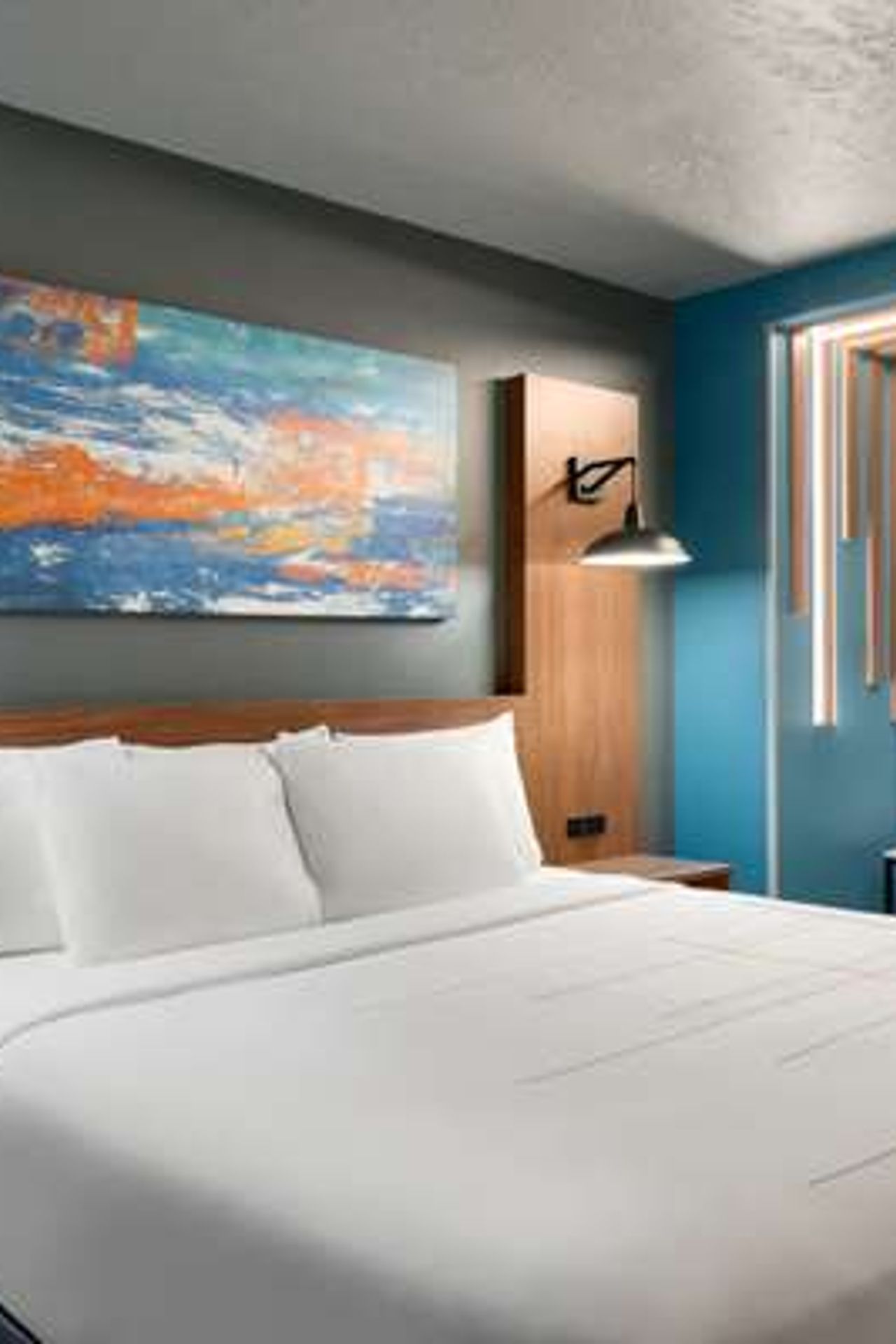 Photo of La Quinta Inn & Suites by Wyndham Springfield - Room, King bed, Separate seating area