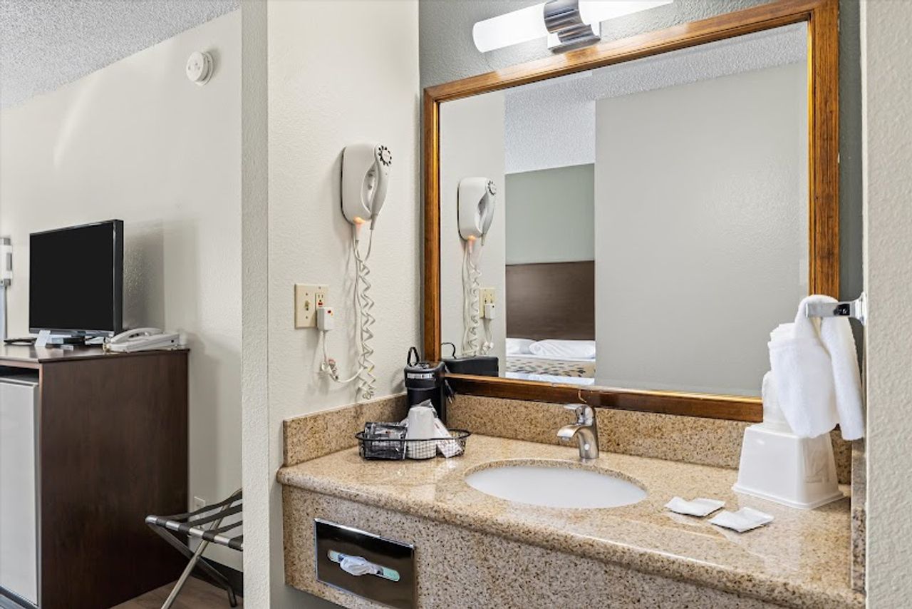 Photo of bend inn & suites