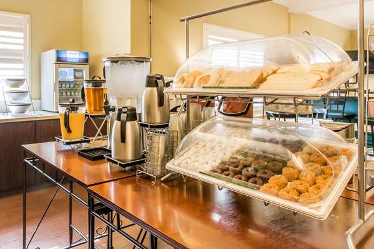 Photo of Comfort Suites Fresno River Park