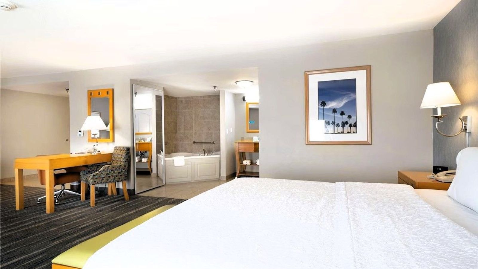 Hampton Inn & Suites Madera - Private in-room whirlpool tub